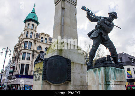 Derry, Irlande du Nord. Le Diamond War Memorial en l'honneur des citoyens de la ville de Londonderry qui ont perdu la vie en service militaire duri Banque D'Images