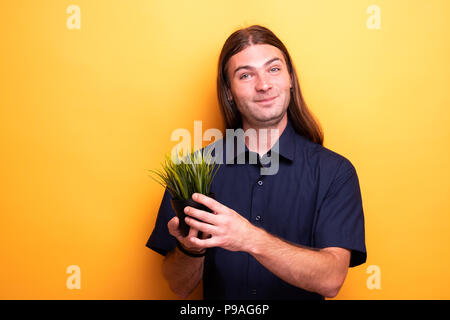 Man showing vacances plante dans un pot Banque D'Images