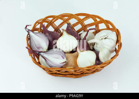 Les variétés bleu et blanc de l'oignon dans un panier en osier Banque D'Images