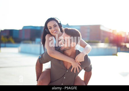 Happy young couple urbain branché s'amuser en ville, couple Banque D'Images