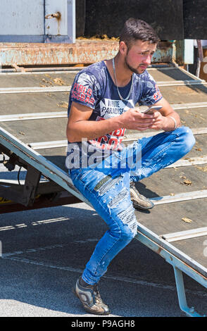 L'homme qui s'occupe des chevaux, l'époux, au beach polo compétition à Sandbanks Poole, Dorset UK en Juillet Banque D'Images