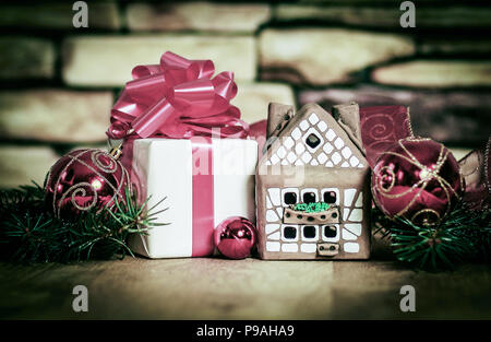 Gingerbread House,des boules de Noël et des cadeaux de Noël Banque D'Images