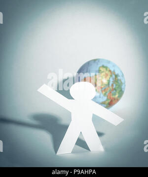 Papier élégant homme debout près de la planète Banque D'Images