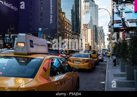 New York / USA - 13 juil 2018 : Septième avenue Street view à l'heure de pointe au centre de Manhattan Banque D'Images