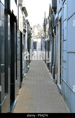 Chemin entre la famille cryptes à La Recoleta cemetery à Buenos Aires, Argentine. Banque D'Images