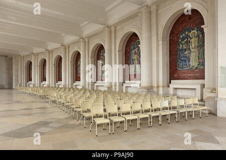 Fatima, Portugal - 23 juillet 2014 : Sanctuaire de Fatima couloir avec des tuiles sur la passion et la mort du Christ Banque D'Images