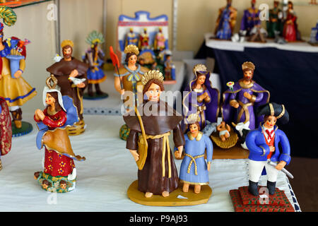 Vila do Conde, Portugal - 6 août 2014 : très petites figures de la céramique portugaise pour la vente à la foire artisanale annuelle de Vila do Conde (shallow focus) Banque D'Images