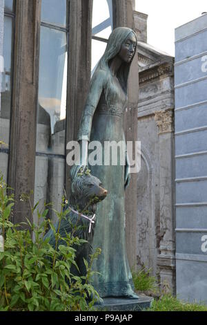 Statue de Liliana Crociati de Szaszak à sa sépulture dans le cimetière de la Recoleta, Buenos Aires, Argentine Banque D'Images