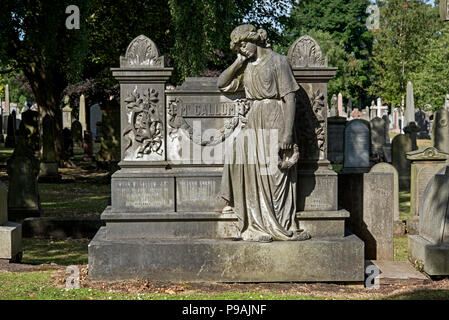 Un mémorial en la Grange d''Édimbourg cimetière une femme en deuil. Banque D'Images