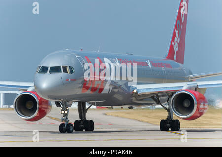 Un Boeing 757-236 Jet2 le long de la piste des taxis à l'aéroport de Manchester tout en se préparant à décoller. Banque D'Images