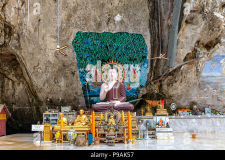 KRABI, THAÏLANDE - 10 avril : images de Bouddha dans le Tiger Cave Temple le 10 avril 2016 à Krabi, Thaïlande. Banque D'Images