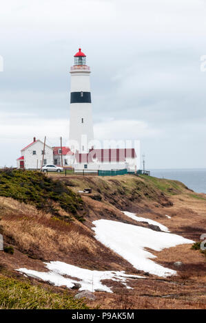 Reste de la neige soufflée devant le phare de Point Amour au Labrador, Canada. Banque D'Images