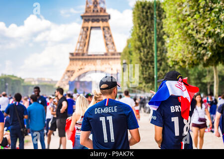 Paris, France. 15 juillet, 2018. Les grandes foules tour à Paris pour regarder la France gagner la Coupe du monde. Paris, France. Credit : Samantha Ohlsen/Alamy Vivre sw Banque D'Images