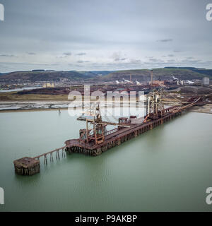 Photographie de la grues de chargement sur l'eau profonde jetée à Port Talbot Steel Works dans le sud du Pays de Galles prises par Drone