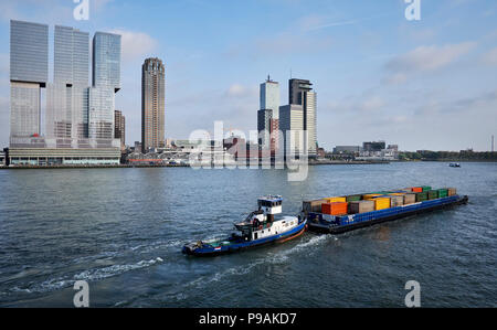 Transport de fret en conteneurs par bateau sur la rivière Nieuwe Maas à Rotterdam, Pays-Bas. Banque D'Images