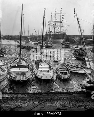 Fin du xixe siècle ou début xxe siècle photographie montrant un port en Angleterre avec un British, un navire à l'arrière-plan. Banque D'Images