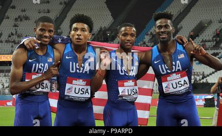 Londres, Royaume-Uni. 15 juillet 2018. L'équipe de mens USA célèbrent leur victoire avec les stars and stripes flag. Nathan Strother, Paul, Dedewo Kahmari Igbokwe Obi et Montgomery. Jour 2. Coupe du monde d'athlétisme. Stade olympique de Londres. Stratford. Londres. OK. 15/07/2018. Credit : Sport en images/Alamy Live News Banque D'Images