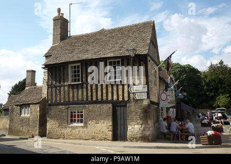 Gloucester,UK,16 Juillet 2018,Ciel bleu plus que le temps est de Fairford forecast de refroidir un peu cette semaine avec la possibilité de pluie plus tard aujourd'hui. Larby Keith Crédit/Alamy Live News Banque D'Images