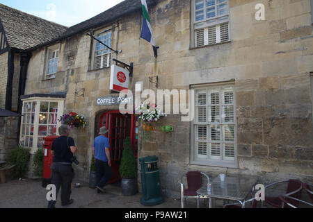 Gloucester,UK,16 Juillet 2018,Ciel bleu plus que le temps est de Fairford forecast de refroidir un peu cette semaine avec la possibilité de pluie plus tard aujourd'hui. Larby Keith Crédit/Alamy Live News Banque D'Images