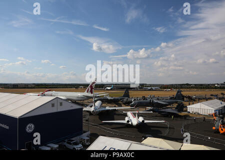 Farnborough, Royaume-Uni. 16 juillet 2018. Une vue générale d'avions de Boeing, Airbus, et Lockheed Martin, qui sont garés à la fin de la journée d'ouverture de l'International de l'aéronautique de Farnborough de 2018, l'un des plus grands événements de l'industrie et du commerce de l'aviation dans le monde, organisé au Royaume-Uni. Credit : James Hancock/Alamy Live News Banque D'Images