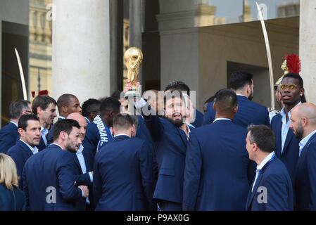 Paris, France. 16 juillet 2018. Footballeur français Olivier Giroud détient le trophée de la Coupe du monde à l'élection présidentielle Elysee Palace dans le sillage de la victoire en Coupe du monde. Olivier Giroud avec la Coupe du Monde sur le perron de l'Elysée. *** FRANCE / PAS DE VENTES DE MÉDIAS FRANÇAIS *** Crédit : Idealink Photography/Alamy Live News Banque D'Images