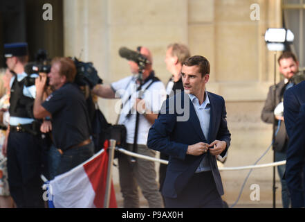 Paris, France. 16 juillet 2018. Footballeur français Antoine Griezmann arrive à l'élection présidentielle Elysee Palace dans le sillage de la victoire en Coupe du monde. Antoine Griezmann arrivent a l'Elysee apres la victoire de l'Žquipe de France en Coupe du Monde. *** FRANCE / PAS DE VENTES DE MÉDIAS FRANÇAIS *** Crédit : Idealink Photography/Alamy Live News Banque D'Images