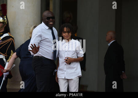 Paris, France. 16 juillet 2018. La France de l'avant Kylian Mbappe Mbappe le père de Wilfried (L) et son jeune frère Ethan Mbappe arriver à l'élection présidentielle Elysee Palace dans le sillage de la victoire en Coupe du monde. Le pere de Kylian Mbappe Mbappe, Wilfried, et son petit frere Ethan Mbappe arrivent au palais de l'Elysée pour la réception en l'honneur des champions du monde de football. *** FRANCE / PAS DE VENTES DE MÉDIAS FRANÇAIS *** Crédit : Idealink Photography/Alamy Live News Banque D'Images