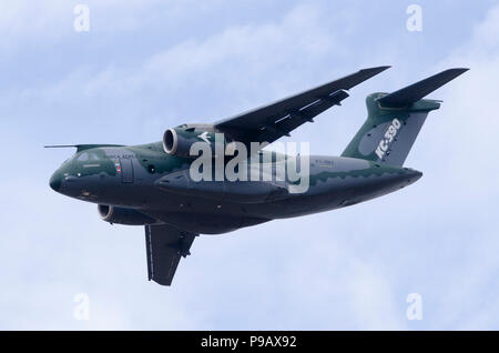 Embraer KC-390 de l'Armée de l'air brésilienne en camouflage. Farnborough, l'aviation commerciale biennale montrent l'exécution de 16 au 22 juillet, s'est ouverte aujourd'hui à la presse. Les derniers modèles d'avions civils et militaires ont été vus dans les exigences statiques et démonstrations en vol, avec une forte présence d'Airbus et Boeing, ainsi que l'Embraer, Lockheed, et Mitsubishi parmi beaucoup d'autres. Les peuplements commerciaux avec les derniers développements de l'aérospatiale et des lignes de produits à partir d'un large éventail d'entreprises aérospatiales complété l'avion sur l'écran. Crédit : Antony l'ortie/Alamy Live News Banque D'Images