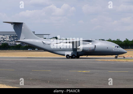 Antonov 178. Farnborough, l'aviation commerciale biennale montrent l'exécution de 16 au 22 juillet, s'est ouverte aujourd'hui à la presse. Les derniers modèles d'avions civils et militaires ont été vus dans les exigences statiques et démonstrations en vol, avec une forte présence d'Airbus et Boeing, ainsi que l'Embraer, Lockheed, et Mitsubishi parmi beaucoup d'autres. Les peuplements commerciaux avec les derniers développements de l'aérospatiale et des lignes de produits à partir d'un large éventail d'entreprises aérospatiales complété l'avion sur l'écran. Crédit : Antony l'ortie/Alamy Live News Banque D'Images