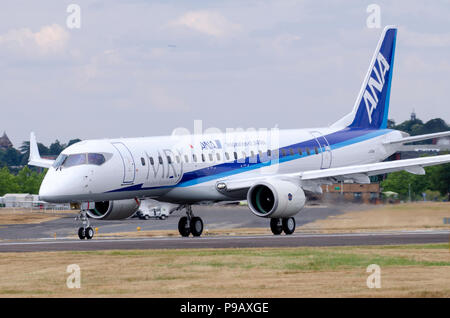 Mitsubishi MRJ200 jet régional dans la région de ANA All Nippon Airways couleurs. Farnborough, l'aviation commerciale biennale montrent l'exécution de 16 au 22 juillet, s'est ouverte aujourd'hui à la presse. Les derniers modèles d'avions civils et militaires ont été vus dans les exigences statiques et démonstrations en vol, avec une forte présence d'Airbus et Boeing, ainsi que l'Embraer, Lockheed, et Mitsubishi parmi beaucoup d'autres. Les peuplements commerciaux avec les derniers développements de l'aérospatiale et des lignes de produits à partir d'un large éventail d'entreprises aérospatiales complété l'avion sur l'écran. Crédit : Antony l'ortie/Alamy Live News Banque D'Images