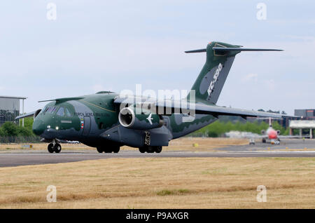 Embraer KC-390 de l'Armée de l'air brésilienne en camouflage. Farnborough, l'aviation commerciale biennale montrent l'exécution de 16 au 22 juillet, s'est ouverte aujourd'hui à la presse. Les derniers modèles d'avions civils et militaires ont été vus dans les exigences statiques et démonstrations en vol, avec une forte présence d'Airbus et Boeing, ainsi que l'Embraer, Lockheed, et Mitsubishi parmi beaucoup d'autres. Les peuplements commerciaux avec les derniers développements de l'aérospatiale et des lignes de produits à partir d'un large éventail d'entreprises aérospatiales complété l'avion sur l'écran. Crédit : Antony l'ortie/Alamy Live News Banque D'Images