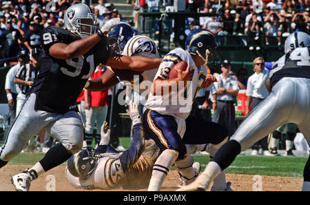 Oakland, Californie, USA. 3ème Sep, 1995. Oakland Raiders vs San Diego Chargers à Oakland Alameda County Coliseum dimanche 3 septembre 1995. Chargeurs battre Raiders 17-7. Oakland Raiders Chester McGlockton attaquer défensives (91) sacs San Diego Chargers quarterback Stan Humphries Crédit : Al Golub/ZUMA/Alamy Fil Live News Banque D'Images