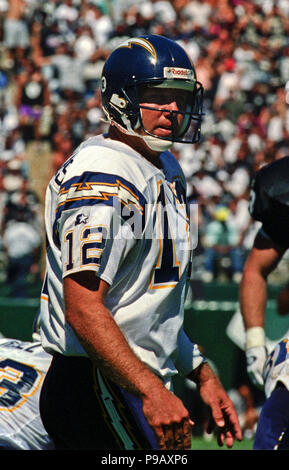 Oakland, Californie, USA. 3ème Sep, 1995. Oakland Raiders vs San Diego Chargers à Oakland Alameda County Coliseum dimanche 3 septembre 1995. Chargeurs battre Raiders 17-7. San Diego Chargers quarterback Stan Humphries Crédit : Al Golub/ZUMA/Alamy Fil Live News Banque D'Images