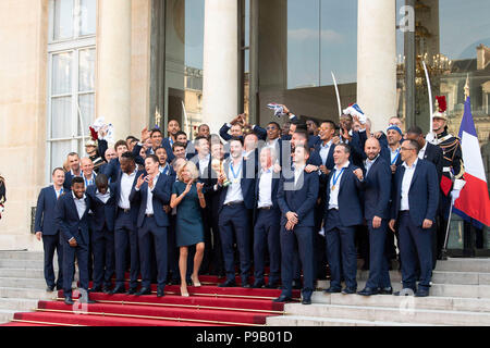 Paris, France. 16 juillet, 2018. Le président français, Emmanuel Macron (C) pose pour des photos avec les membres de l'équipe de France de football à l'Elysée à Paris, France, le 16 juillet 2018. Le président français Emmanuel Macron geeeted le lundi l'équipe de France de Football gagnant. Crédit : Jack Chan/Xinhua/Alamy Live News Banque D'Images