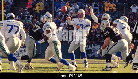 Oakland, Californie, USA. Dec 22, 1996. Oakland Raiders vs Seattle Seahawks à Oakland Alameda County Coliseum Dimanche, Décembre 22, 1996. Beat Seahawks 28-21 Raiders. Seattle Seahawks quarterback Gino Torretta (13) passe à l'exécution retour Lamar Smith Crédit : Al Golub/ZUMA/Alamy Fil Live News Banque D'Images