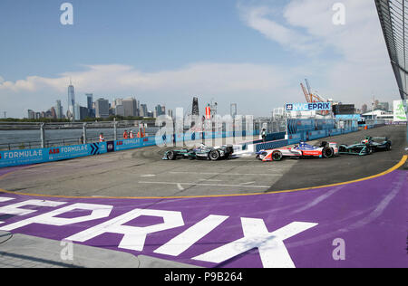 New York, USA. 15 juillet, 2018. Formule E voitures en concurrence lors de la dernière course de formule tout-électrique e saison à New York, États-Unis, 15 juillet 2018. Credit : Wang Ying/Xinhua/Alamy Live News Banque D'Images
