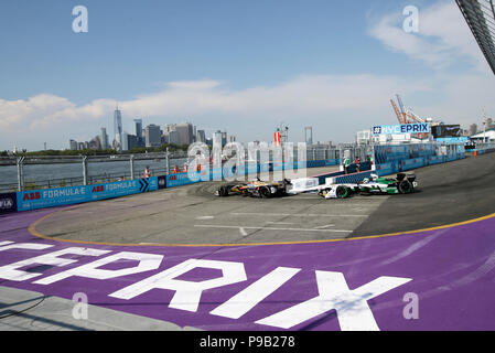 New York, USA. 15 juillet, 2018. Formule E voitures en concurrence lors de la dernière course de formule tout-électrique e saison à New York, États-Unis, 15 juillet 2018. Credit : Wang Ying/Xinhua/Alamy Live News Banque D'Images