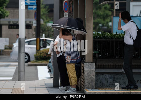 Kyoto, Japon. 17 juillet, 2018. Les gens attendent dans l'ombre pour traverser une rue à Kyoto, le 17 juillet 2018. Aujourd'hui, la température devrait atteindre 38 degrés Celsius (100 degrés) fahrenhiet à Kyoto, et augmenter le risque de coup de chaleur pour les gens. 17 Juillet 2018 Crédit : Nicolas Datiche/AFLO/Alamy Live News Banque D'Images