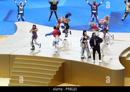 Moscou, Russie. 15 juillet, 2018. Nicky Jam réalise 'Live it Up", chanson officielle de la Coupe du Monde de la FIFA 2018 en Russie, avec Will Smith et Era Istrefi durant la cérémonie de clôture avant la Coupe du Monde de la FIFA, Russie 2018 match final entre la France 4-2 Croatie au stade Luzhniki de Moscou, Russie, le 15 juillet 2018. Mm. Kenzaburo Crédit : Matsuoka/AFLO/Alamy Live News Banque D'Images