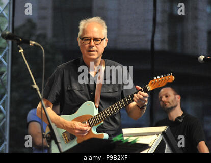 Brno, République tchèque. 16 juillet, 2018. Le guitariste américain Bill Frisell effectue dans Bohemia Jazz Fest à Brno, en République tchèque, le 16 juillet 2018. Crédit : Igor Zehl/CTK Photo/Alamy Live News Banque D'Images