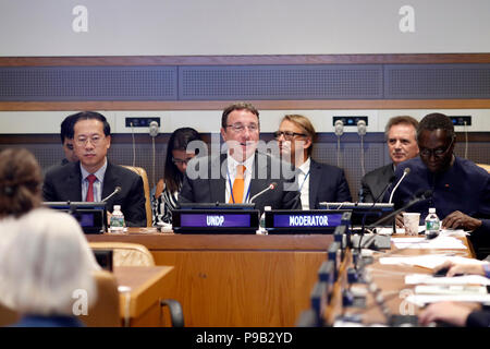 New York, USA. 16 juillet 2018. Organisation des Nations Unies, siège des Nations Unies à New York. 16 juillet, 2018. Achim Steiner (C), Administrateur du Programme des Nations Unies pour le développement, parle au cours de la manifestation de haut niveau traitant d'équilibre et d'un développement inadéquat pour atteindre les objectifs de développement durable (ODD) en marge de l'ONU Forum politique de haut niveau sur le développement durable, au siège des Nations Unies à New York, le 16 juillet 2018. Credit : Muzi Li/Xinhua/Alamy Live News Banque D'Images