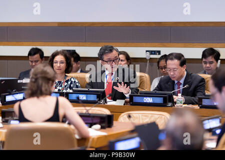 New York, USA. 16 juillet 2018. Organisation des Nations Unies, siège des Nations Unies à New York. 16 juillet, 2018. Liu Zhenmin (C), Secrétaire général adjoint aux affaires économiques et sociales, prend la parole lors de la manifestation de haut niveau traitant d'équilibre et d'un développement inadéquat pour atteindre les objectifs de développement durable (ODD) en marge de l'ONU Forum politique de haut niveau sur le développement durable, au siège des Nations Unies à New York, le 16 juillet 2018. Credit : Muzi Li/Xinhua/Alamy Live News Banque D'Images