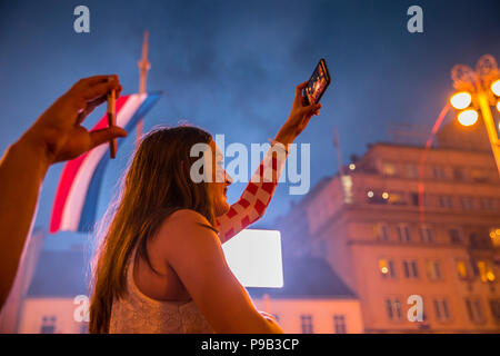 Zagreb, Croatie, dimanche, Juillet 16, 2018 Bienvenue, l'équipe de football croate célébration sur la place Ban Jelacic principale Crédit : Nino/Marcutti Alamy Live News Banque D'Images