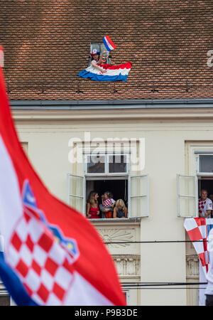 Zagreb, Croatie, dimanche, Juillet 16, 2018 Bienvenue, l'équipe de football croate célébration sur la place Ban Jelacic principale Crédit : Nino/Marcutti Alamy Live News Banque D'Images