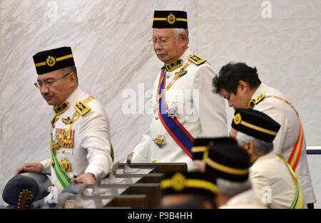 Kuala Lumpur, Malaisie. 17 juillet, 2018. L'ancien Premier Ministre malaisien Najib Razak (C) arrive au parlement à Kuala Lumpur, Malaisie, le 17 juillet 2018. La nouvelle session du Parlement européen a inauguré officiellement mardi. Credit : Chong Chung Voon/Xinhua/Alamy Live News Banque D'Images