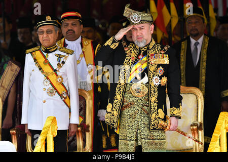 Kuala Lumpur, Malaisie. 17 juillet, 2018. Le Roi de Malaisie Sultan Mohammed V (R, à l'avant) et le Premier Ministre Mahathir Mohamad (L'examen) avant, la garde royale d'honneur lors de la cérémonie d'ouverture de la législature à Kuala Lumpur, Malaisie, le 17 juillet 2018. La nouvelle session du Parlement européen a inauguré officiellement mardi. Credit : Chong Chung Voon/Xinhua/Alamy Live News Banque D'Images