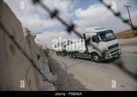 (180717) -- Gaza, 17 juillet 2018 (Xinhua) -- un camion est vu à la porte de passage commercial de Kerem Shalom, le principal point de passage pour les marchandises entrant dans la bande de Gaza, dans le sud de la bande de Gaza ville de Rafah, le 17 juillet 2018. Israël a décidé de resserrer son blocus imposé à la bande de Gaza depuis 2007 pour exercer davantage de pression sur le mouvement islamique Hamas d'arrêter de libérer des ballons et des cerfs-volants en flammes en Israël, un responsable palestinien a déclaré lundi. (Xinhua/Wissam Nassar) (WTC) Banque D'Images