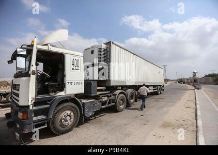 (180717) -- Gaza, 17 juillet 2018 (Xinhua) -- un camion est vu à la porte de passage commercial de Kerem Shalom, le principal point de passage pour les marchandises entrant dans la bande de Gaza, dans le sud de la bande de Gaza ville de Rafah, le 17 juillet 2018. Israël a décidé de resserrer son blocus imposé à la bande de Gaza depuis 2007 pour exercer davantage de pression sur le mouvement islamique Hamas d'arrêter de libérer des ballons et des cerfs-volants en flammes en Israël, un responsable palestinien a déclaré lundi. (Xinhua/Wissam Nassar) (WTC) Banque D'Images