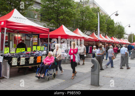 Étals du marché à Southport, Merseyside, juillet 2018.Chapel Street ventes d'été comme d'autres magasins de grande rue face à la fermeture dans la ville de bord de mer.Les étals de marché et les commerçants de rue semblent maintenant dominer les paysages de vente au détail, alors que les magasins de mode et de rabais traditionnels deviennent des victimes de taux d'affaires élevés. Banque D'Images