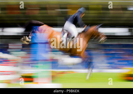 Aix-la-Chapelle, Allemagne. 17 juillet, 2018. CHIO, Equitation, saut. Un cavalier sur un cheval saute par dessus un obstacle. Crédit : Rolf Vennenbernd/dpa/Alamy Live News Banque D'Images